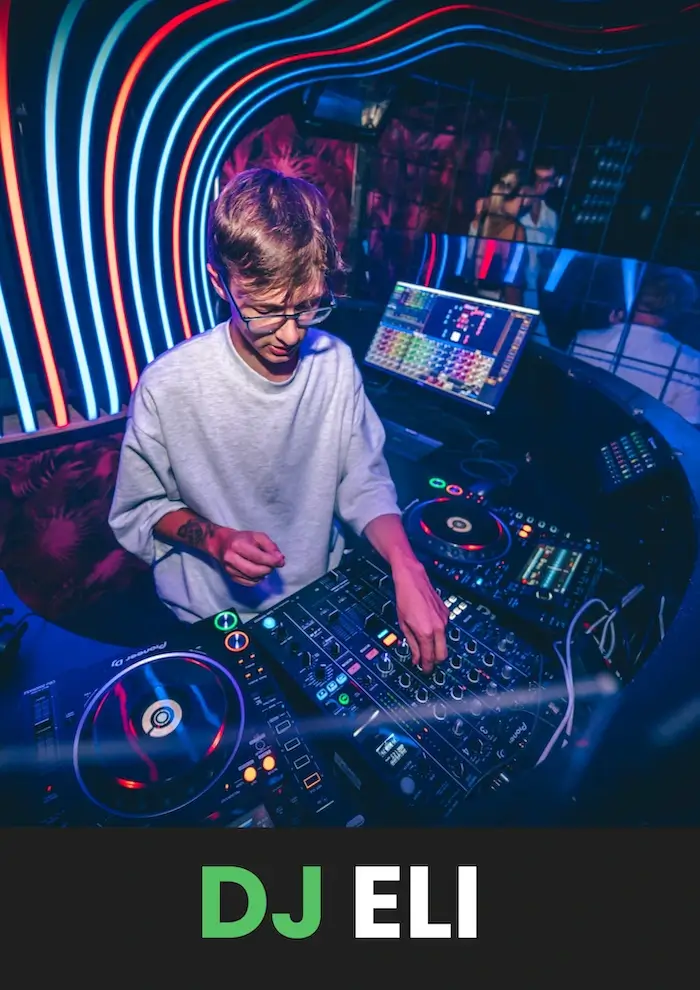 DJ Eli bag en pult i Aarhus