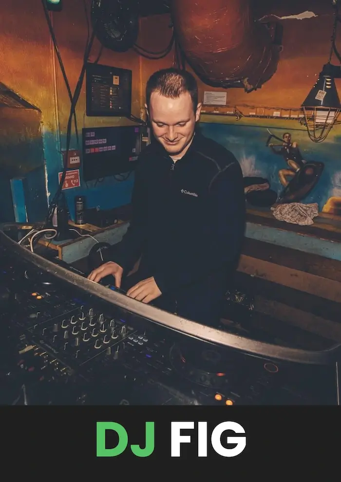 DJ Fig bag en pult i Aarhus